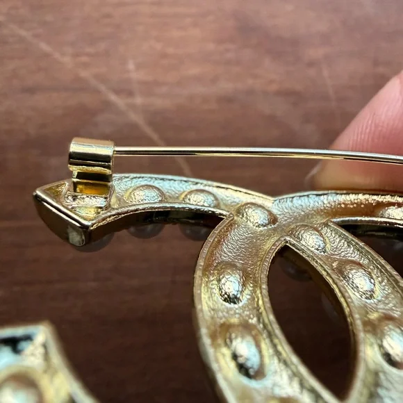 CHANEL Gold and Pearl Crystal Brooch - Picture 4 of 8